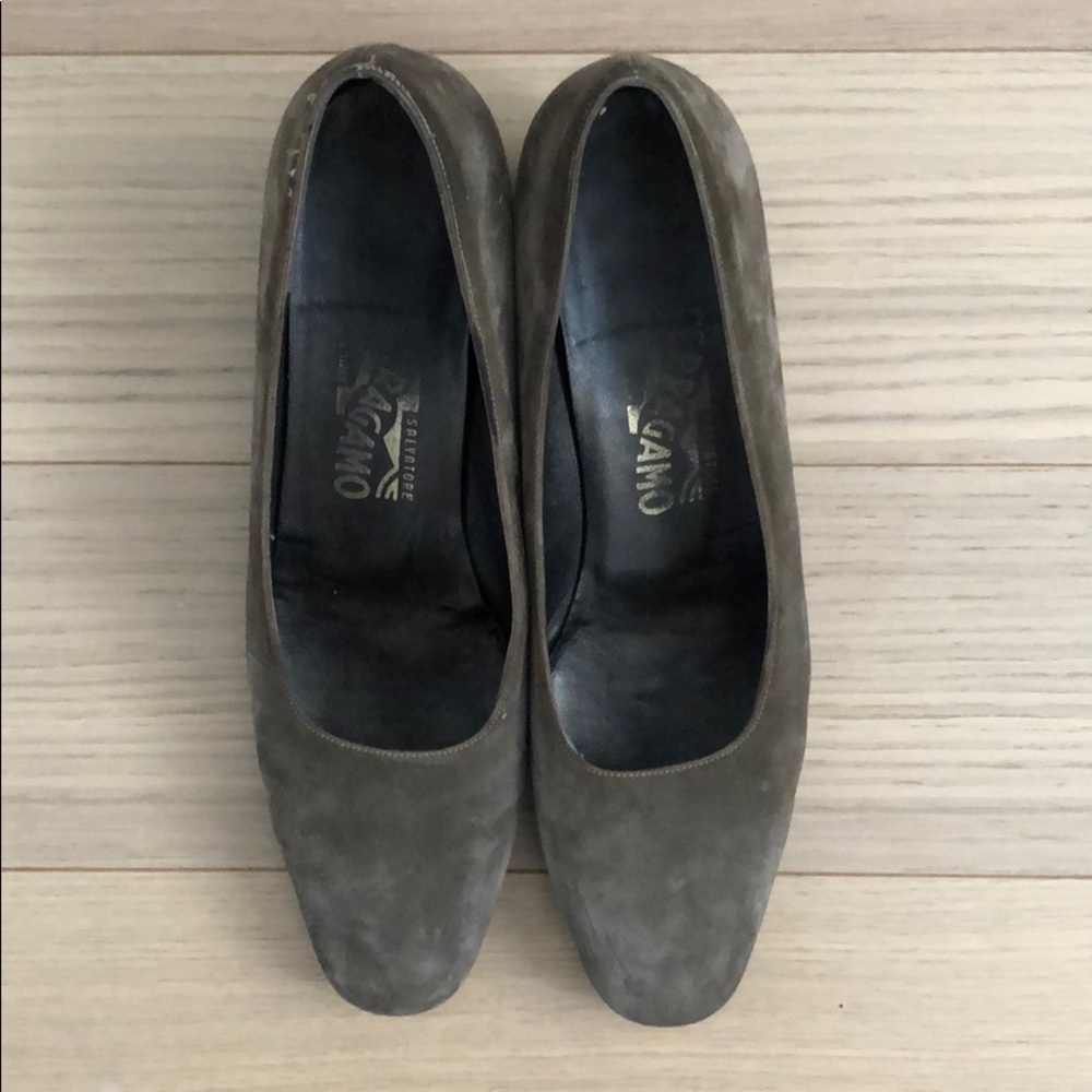 Vintage Ferragamo beige suede pumps